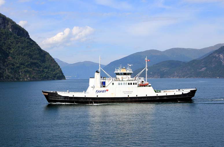 The ferry between Eidsdal and Linge