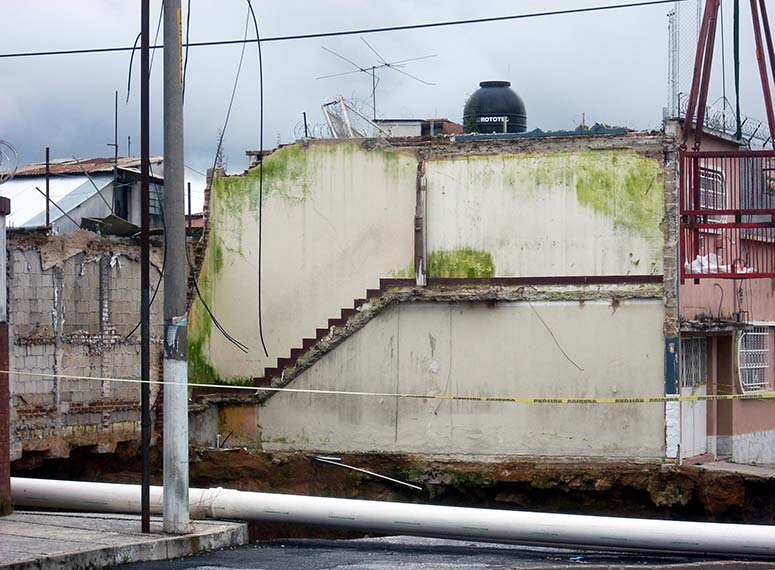 The sinkhole in Guatemala City 2010 seen from the ground